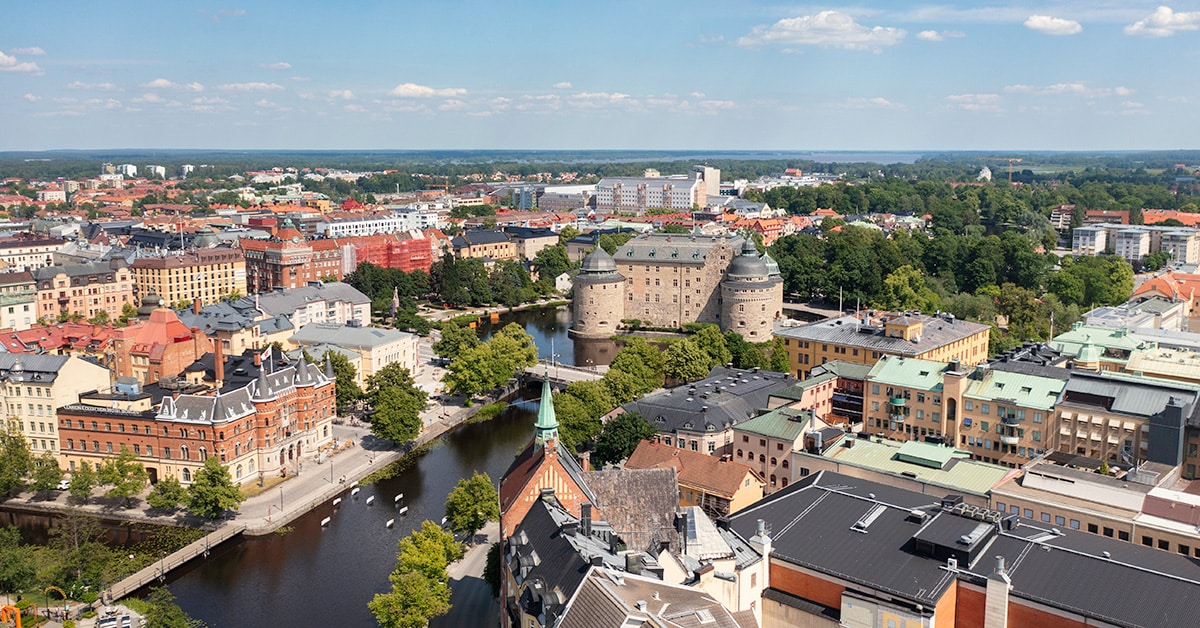 Bild på Örebro tagen ovanifrån. Här erbjuder vi ADHD-utredning för dig som vuxen.